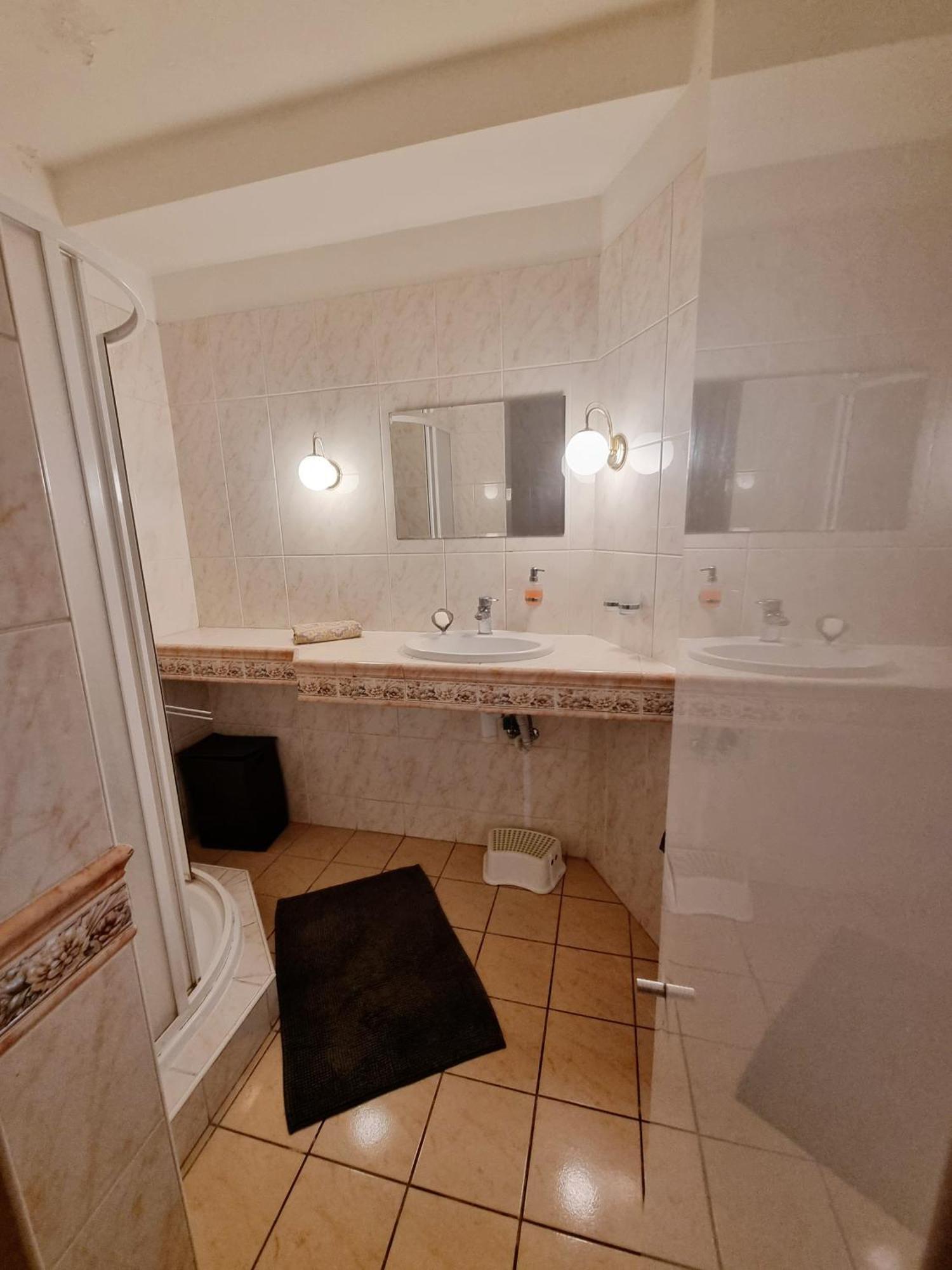 Big 4 Room Huge Apartment 브라티슬라바 외부 사진